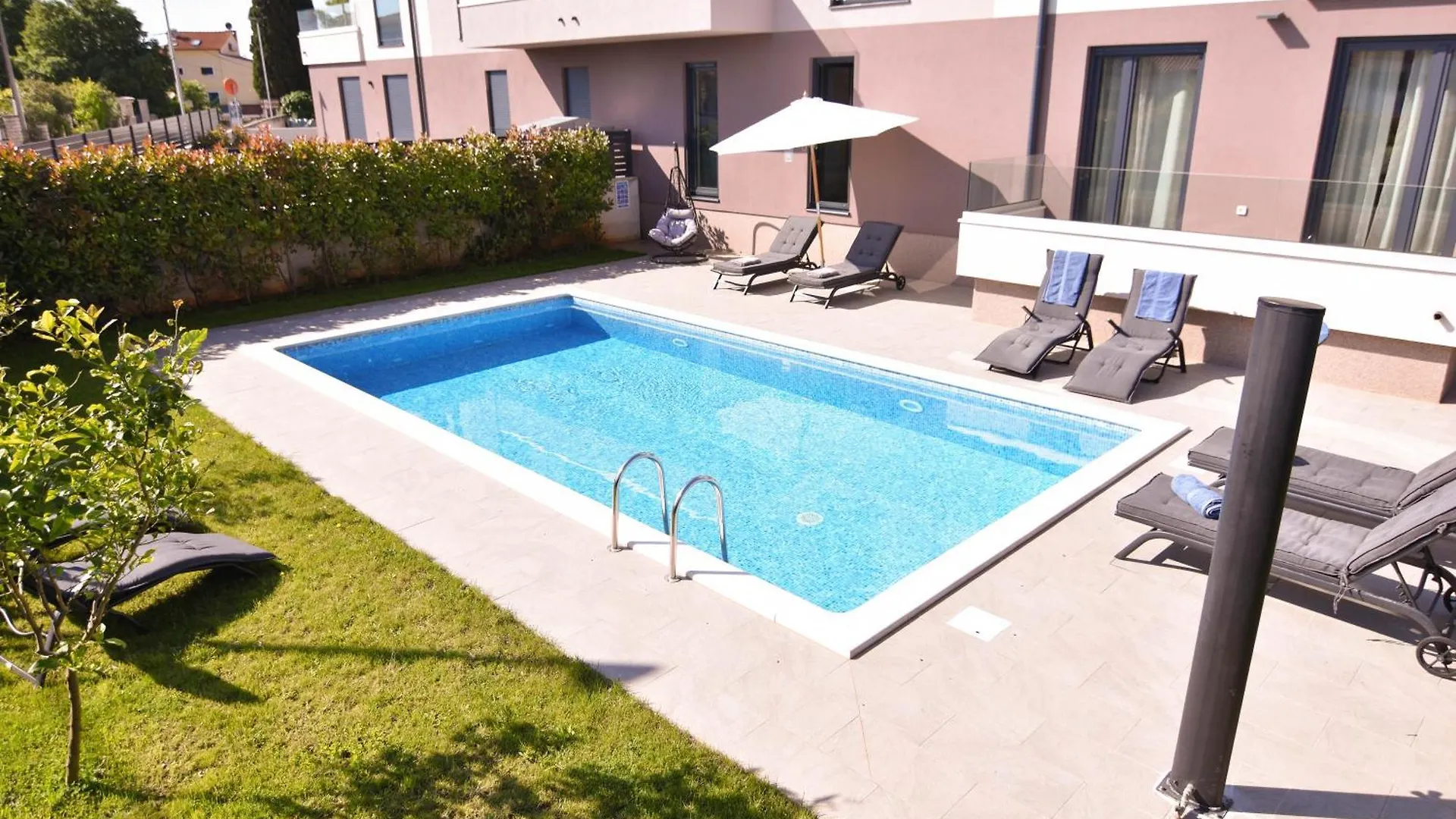 Luxury Apartment Grotta With Sea View And Swimming Pool Premantura